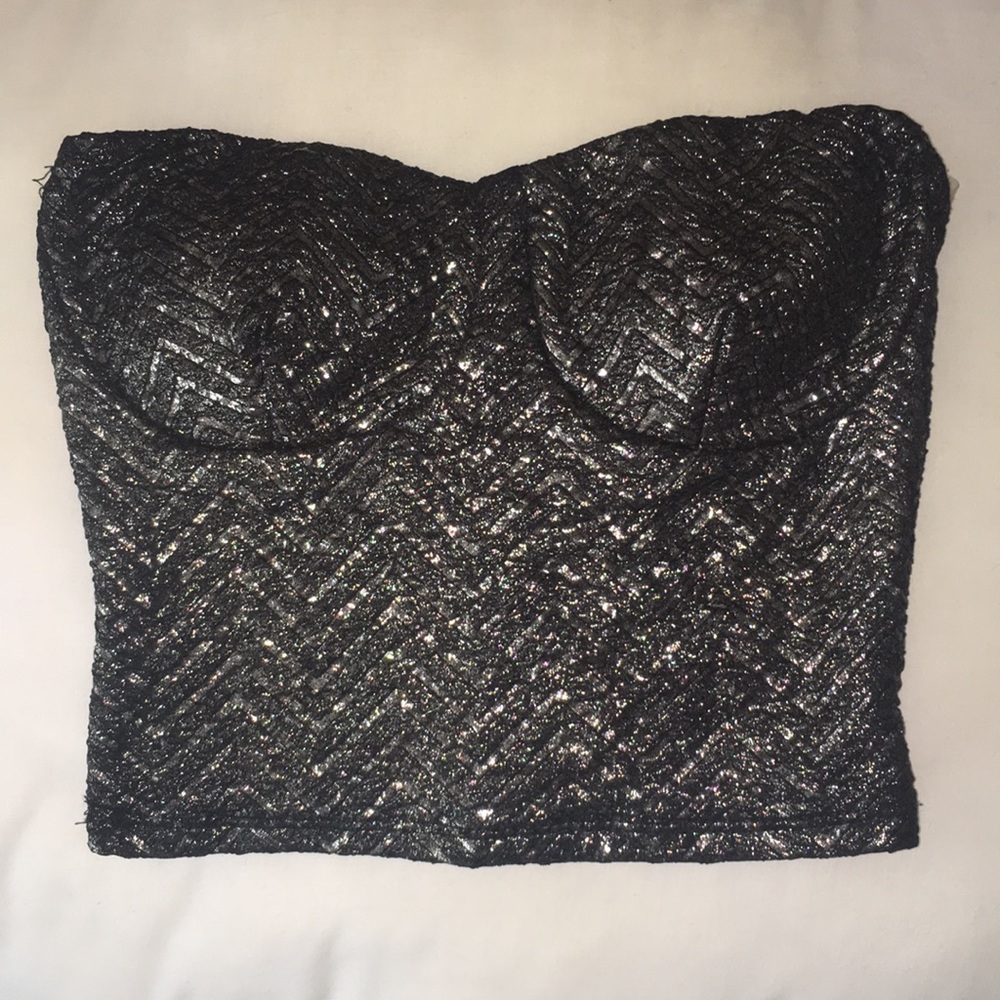 Strapless foiled top